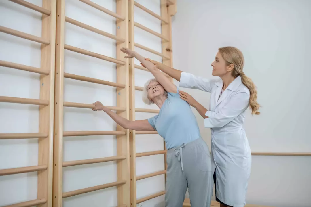 La escalera sueca usos y beneficios en fisioterapia v3